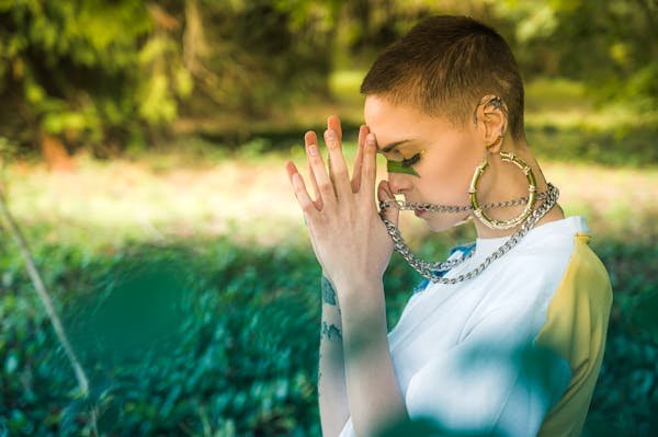 Una persona meditando en un entorno natural, que simbolice tranquilidad y atención plena